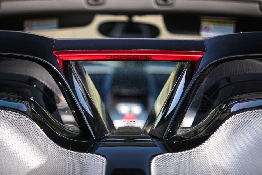 Детали интерьера Porsche Carrera GT Bassalt Black 2005 года  (фото 26 из 32)
